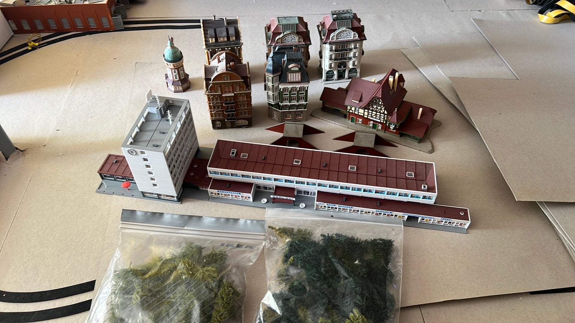 N spoor huisjes met dennenboompjes, Hobby en Vrije tijd, Modeltreinen | N-Spoor, Ophalen of Verzenden, Gelijkstroom of Wisselstroom