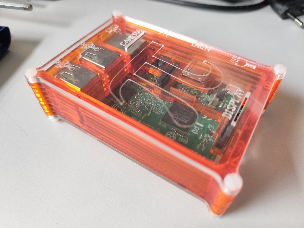 raspberry pi 3 b met behuizing en voeding, Ophalen of Verzenden, Zo goed als nieuw