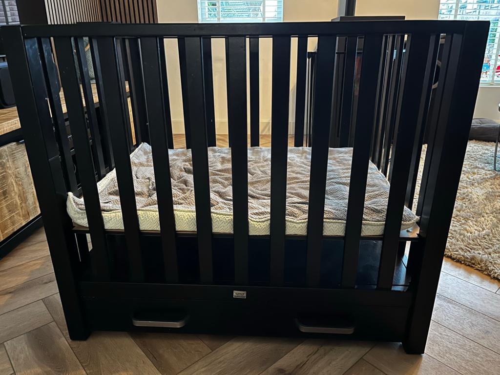 TWF box zwart met lade en Koeka boxkleed grijs/mintgroen, Kinderen en Baby's, Boxen, Ophalen, Zo goed als nieuw, Lade