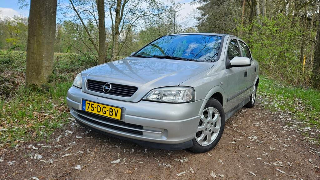 Opel Astra 1.6 I SDN 16V AUT 1999 Trekhaak Schuifkanteldak, Auto's, Stof, Zwart, 4 cilinders, 1095 kg