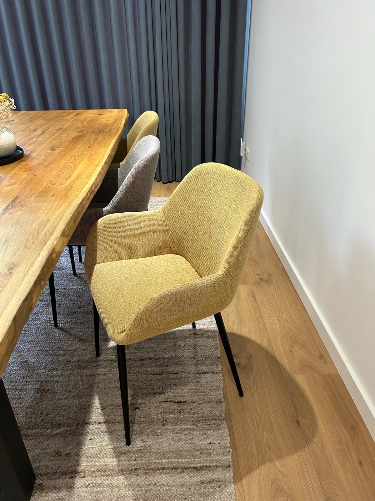 Kave Home eetkamerstoelen - Geel en Grijs (6), Overige kleuren, Ophalen of Verzenden, Zo goed als nieuw, Vier