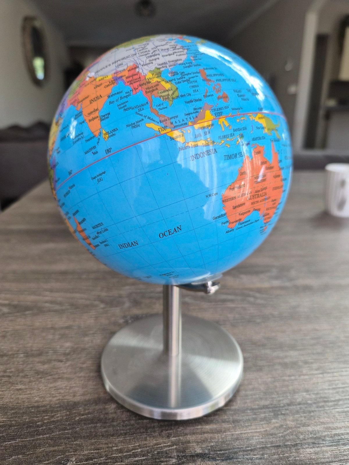 Wereldbol met metalen standaard - Educatief en decoratief, Kunststof, Draaibaar, Ophalen of Verzenden, Zo goed als nieuw