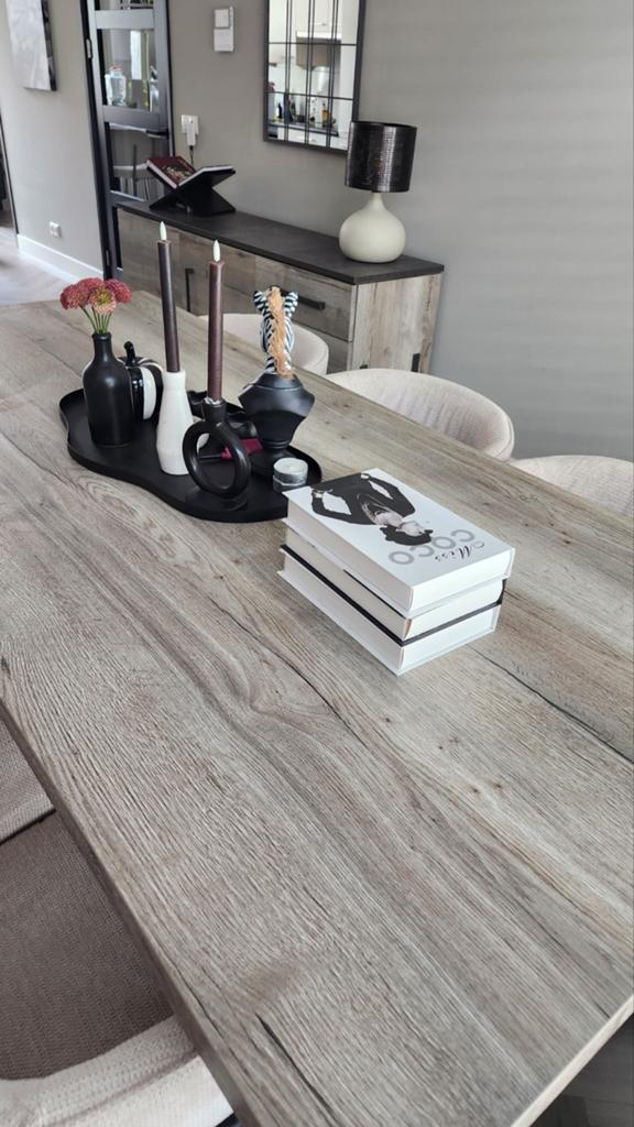 Elegante eettafel en dressoir met houtlook en metalen poten., Huis en Inrichting, Tafels | Eettafels, Zo goed als nieuw, 50 tot 100 cm