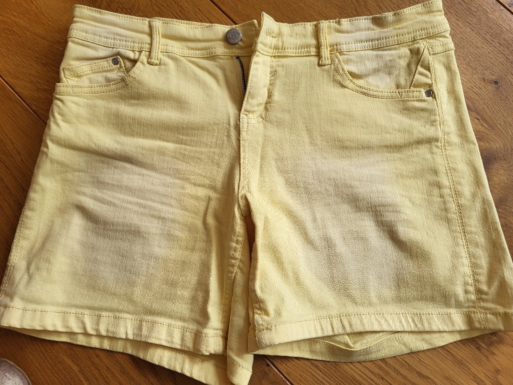 Gele denim short met 'gebleekte' plekken - Promod - zgan!, Kleding | Dames, Kort, Geel, Maat 42/44 (L), Zo goed als nieuw