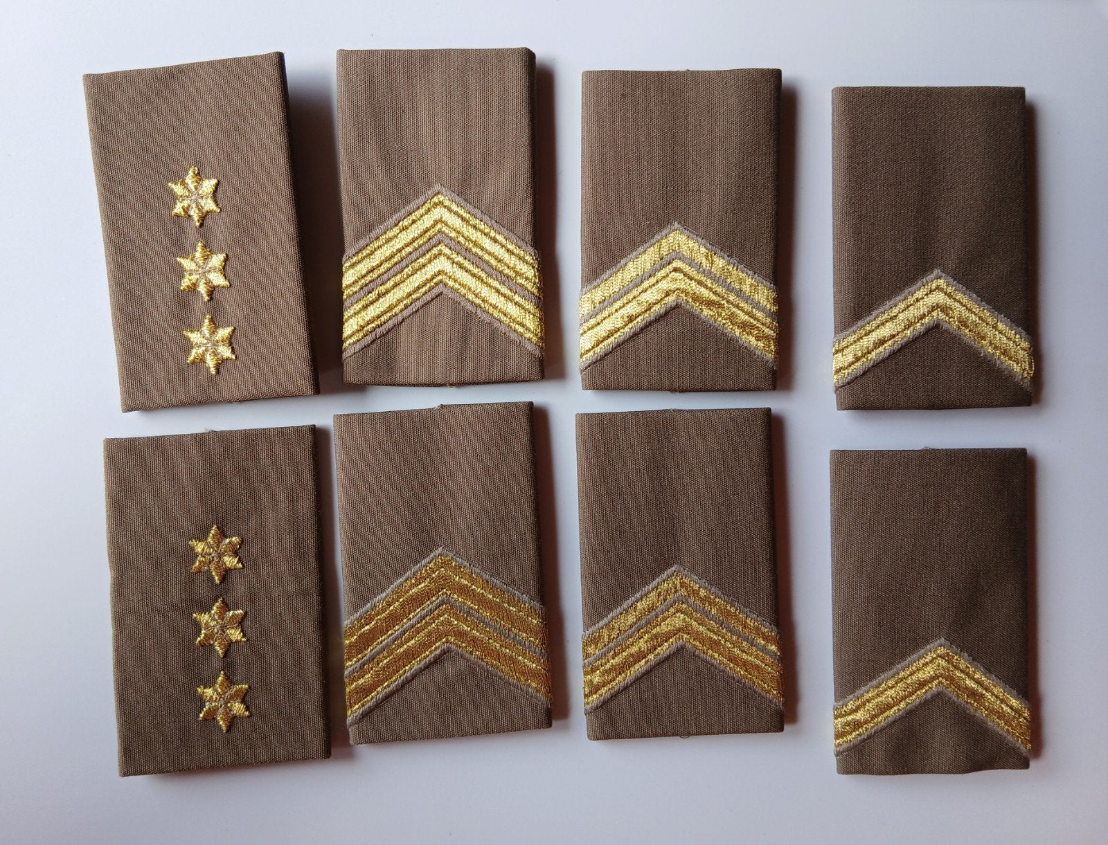 4 setjes schuifpassanten  voor regenjas DT 63, Ophalen of Verzenden, Landmacht, Nederland, Embleem of Badge