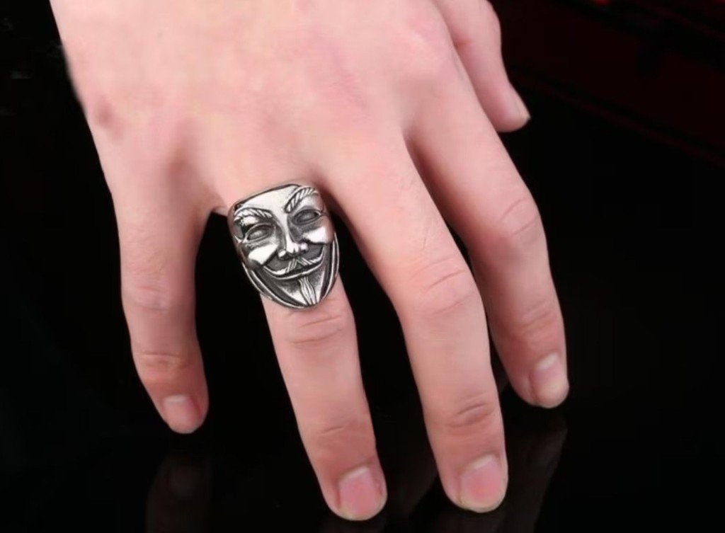 Mooie V-mask (personage 'V') ring, 19 tot 20, Heer, Nieuw, Zilver