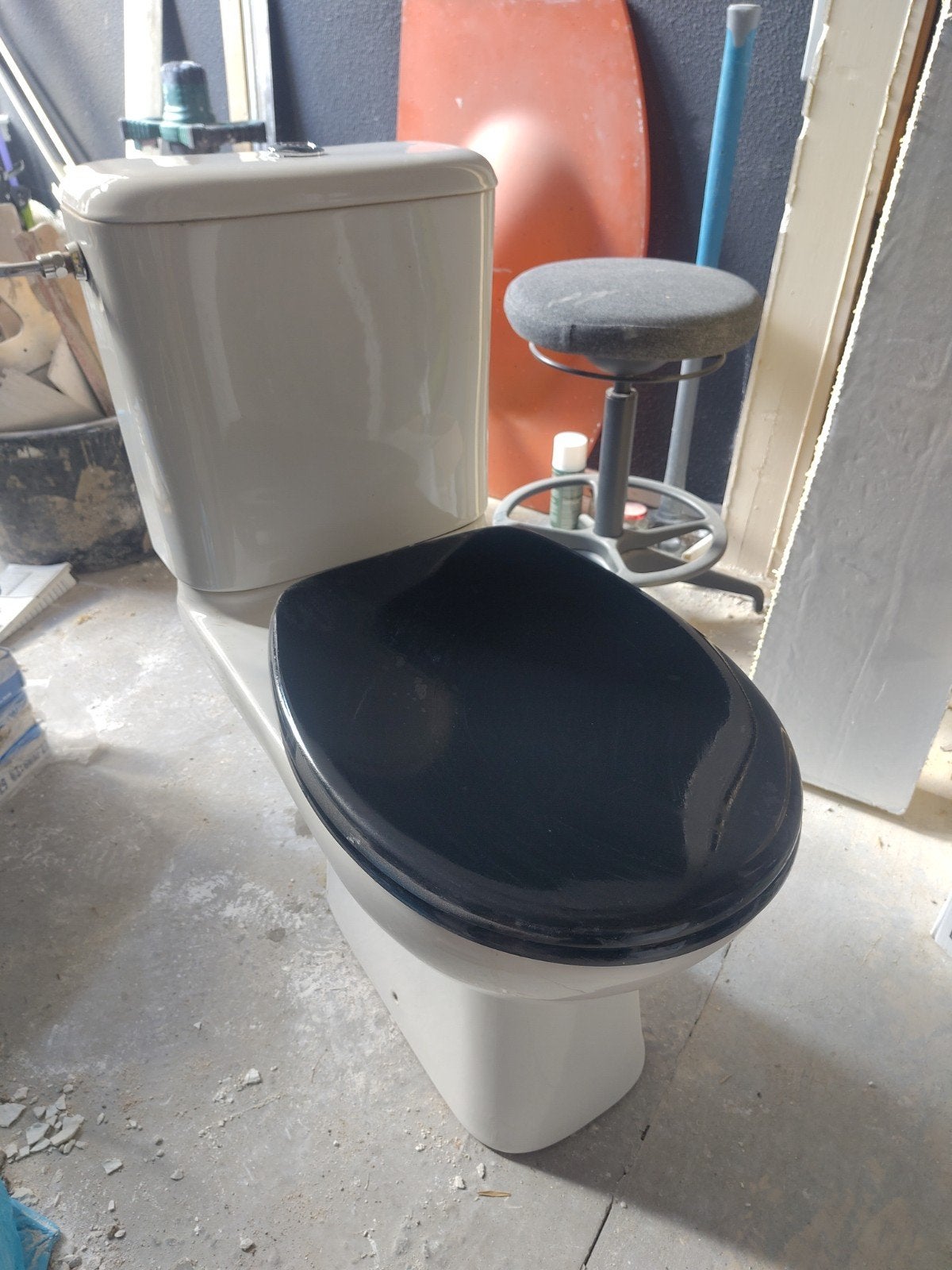 WC met zwarte bril, Ophalen, Toilet