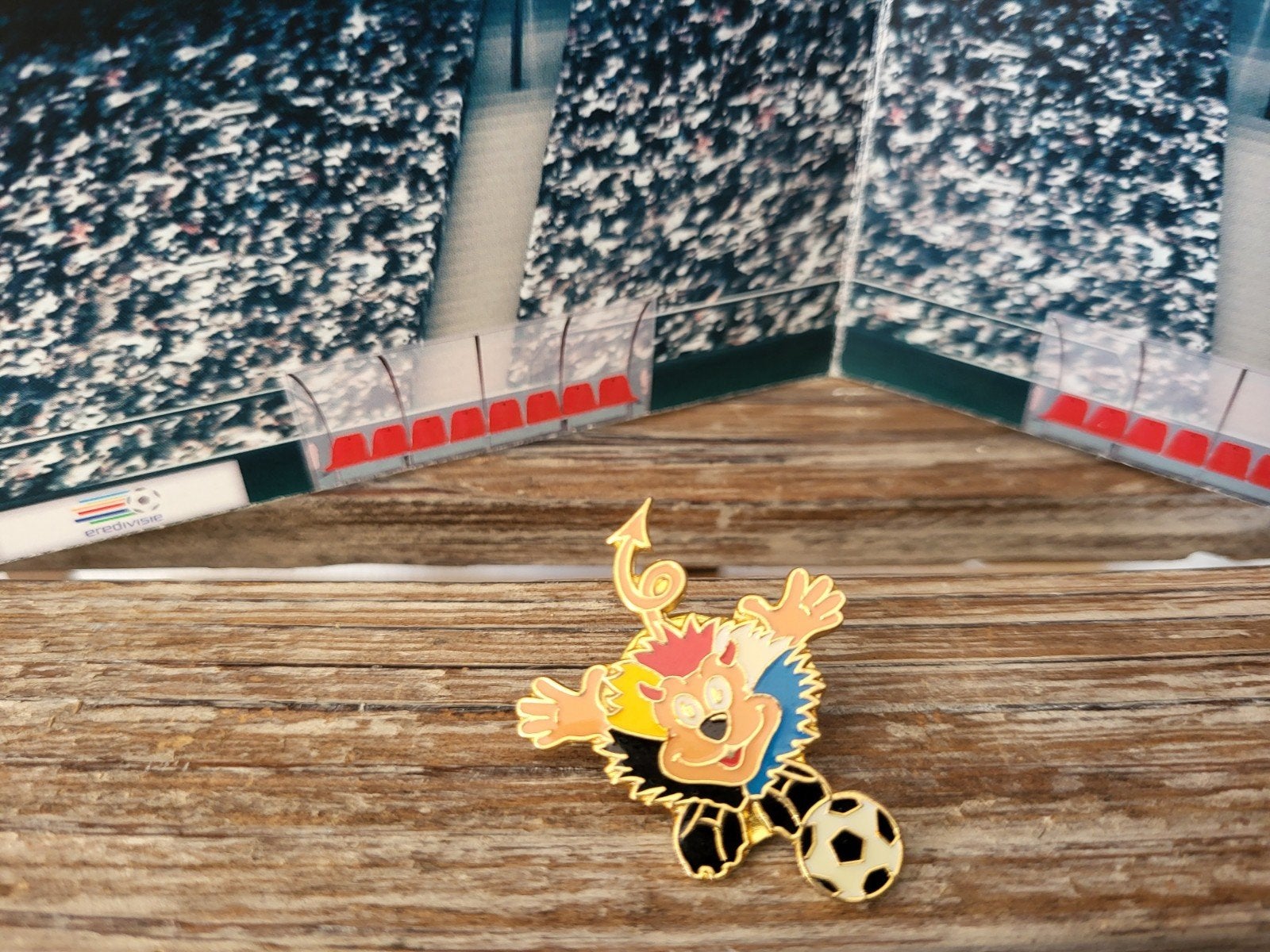 Uefa Euro Ek voetbal 2000 mascotte Benelucky pin, Verzamelen, Ophalen, Zo goed als nieuw, Overige typen