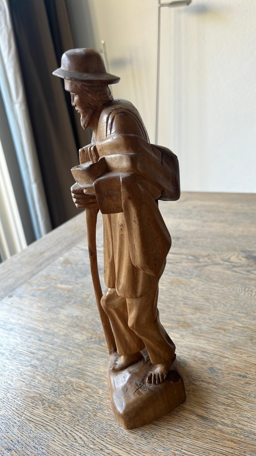 Handgesneden houten beeld van een man met hoed, Ophalen of Verzenden, Handgemaakt, 20 - 50 cm, Beeld