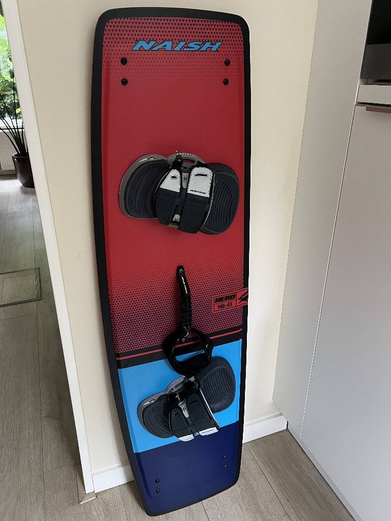 Naish Hero 140x43 twintip kiteboard | Apex bindingen, Ophalen, Gebruikt, Twintip, Kiteboard