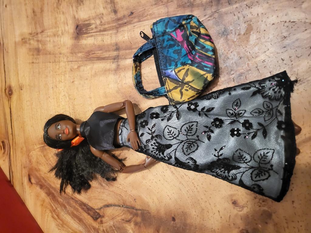 Barbie pop met donkere huidskleur en jurk, Ophalen of Verzenden