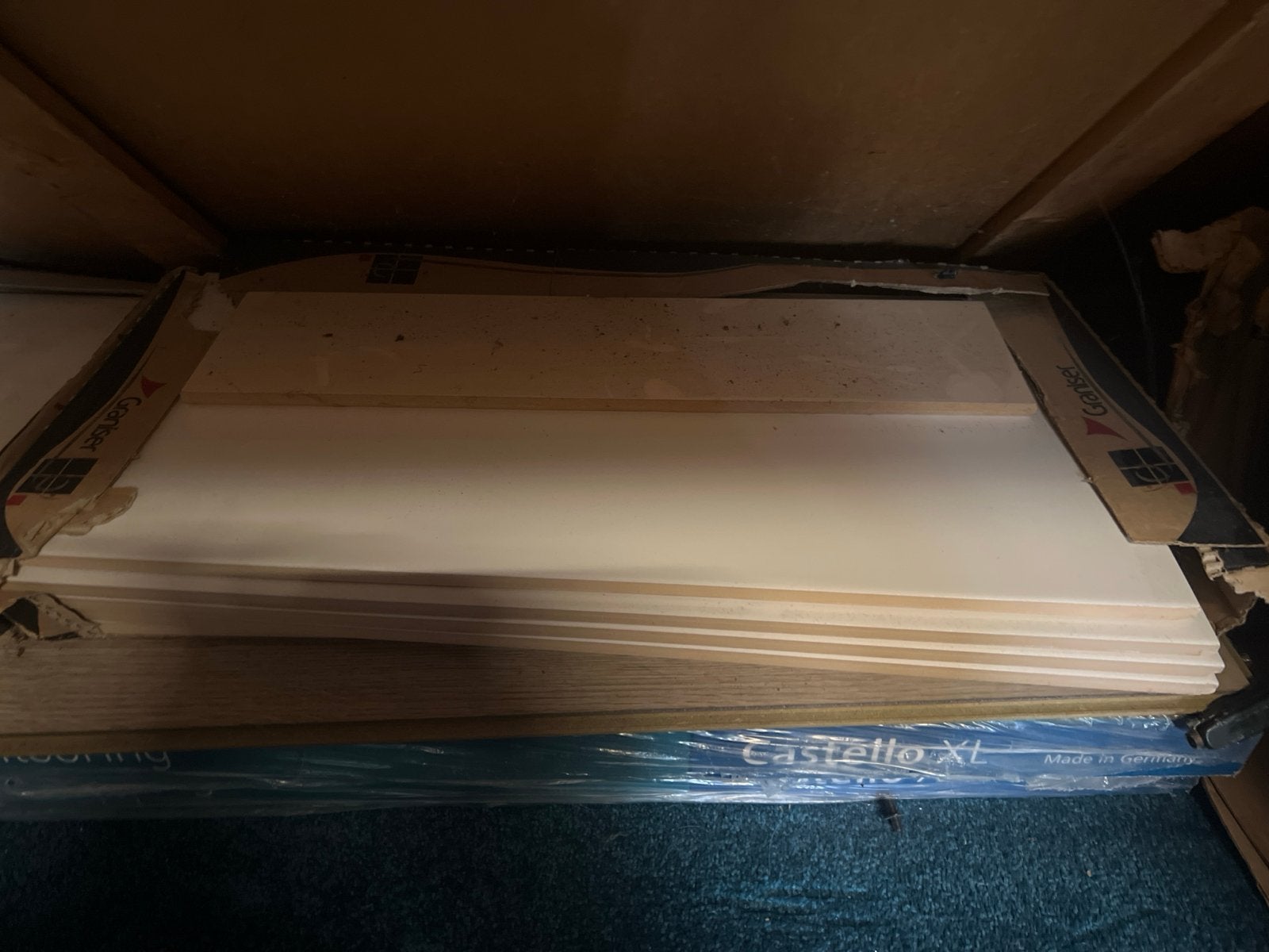 Gratis: Witte grote badkamertegels, Ophalen, Nieuw, 5 tot 10 m², 10 tot 30 cm