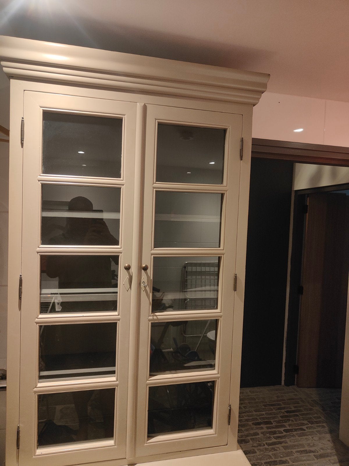 Crèmekleurige buffetkast met glazen deuren, Huis en Inrichting, Ophalen, Klassiek, 50 tot 100 cm, 25 tot 50 cm