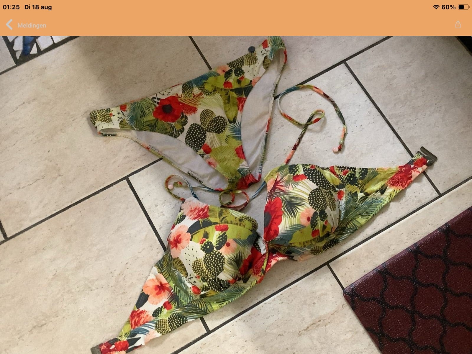 Bikini set met bloemenprint - Bovendeel mt 40, Slip mt 42, Kleding | Dames, Badmode en Zwemkleding, Ophalen of Verzenden, Zo goed als nieuw