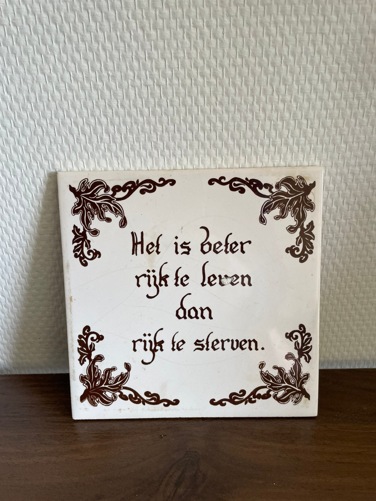 Antiek keramiek bordje: het is beter rijk te leven dan rijk, Ophalen of Verzenden