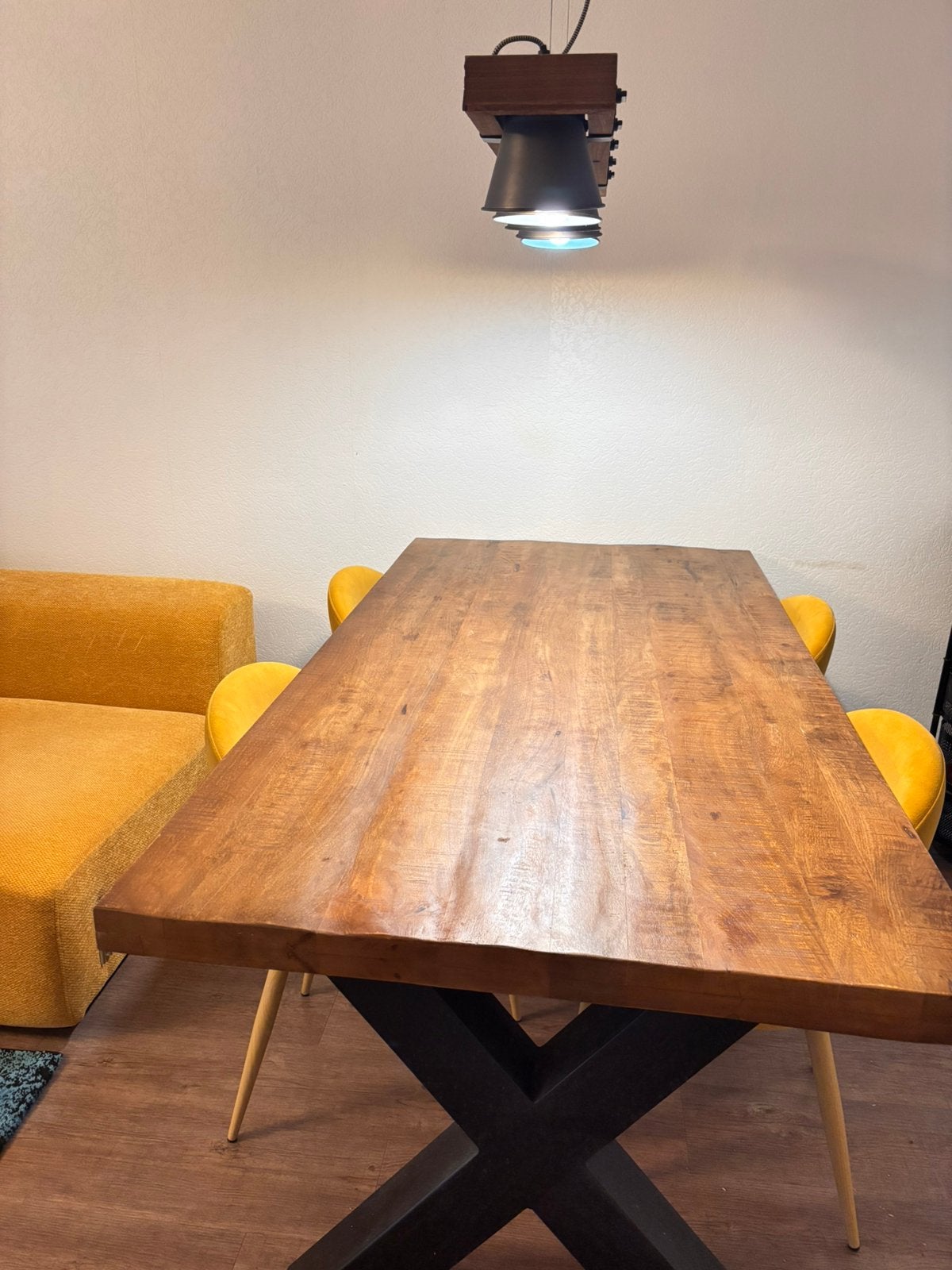 Complete Eethoek: Mango Hout Tafel + 4 SKLUM Stoelen + Lamp, Ophalen