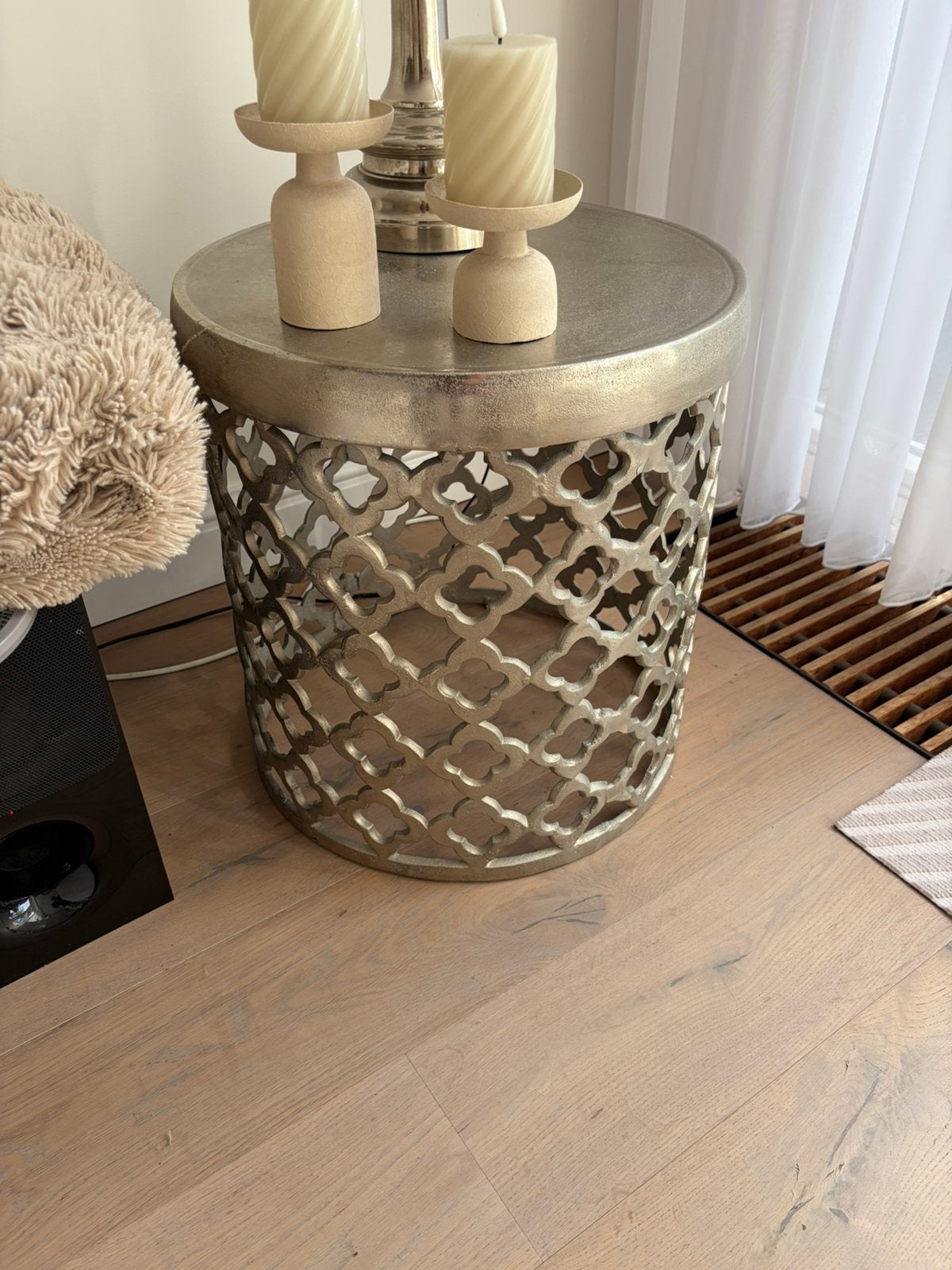 Uitgewerkte zilver kleur bijzet tafel, Minder dan 55 cm, Rond, Zo goed als nieuw, Ophalen