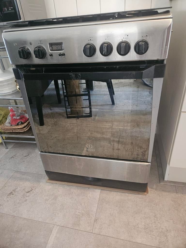 Gasfornuis 4 pits Indesit, Minder dan 85 cm, Gas, Vrijstaand, 4 kookzones