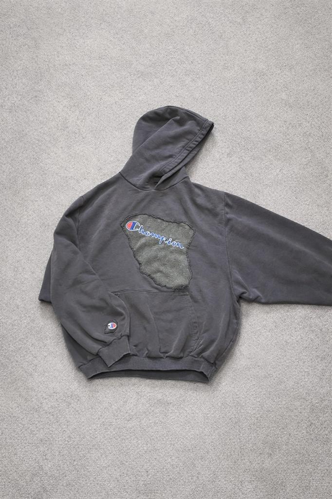 Grijze Champion Hoodie met Patch - Vintage Look, Kleding | Heren, Overige Herenkleding, Ophalen of Verzenden, Gedragen