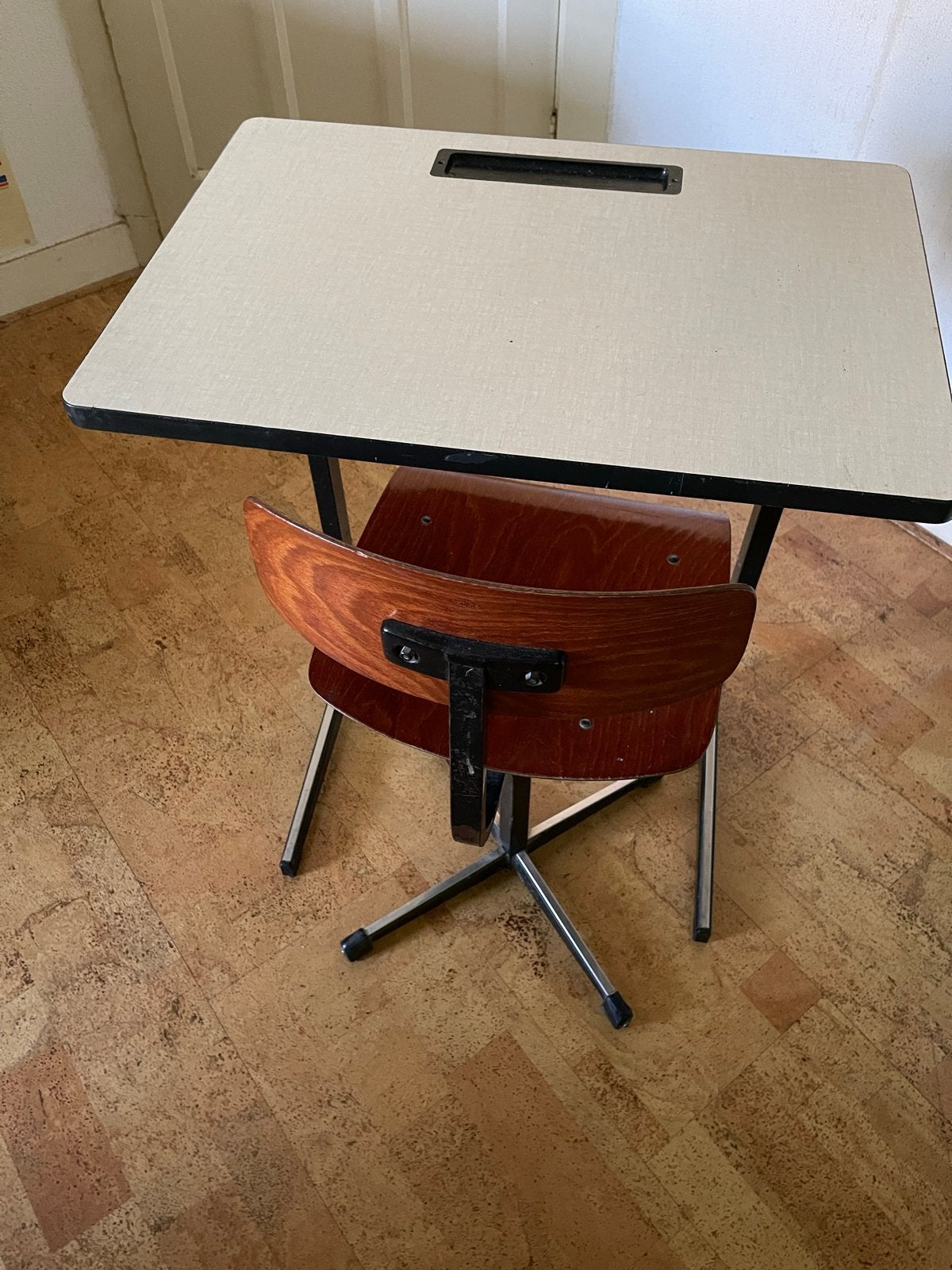 2 Vintage schooltafels  met 2 Stoelen - Jaren '70, Ophalen, Gebruikt, Hout, Schoolbureau