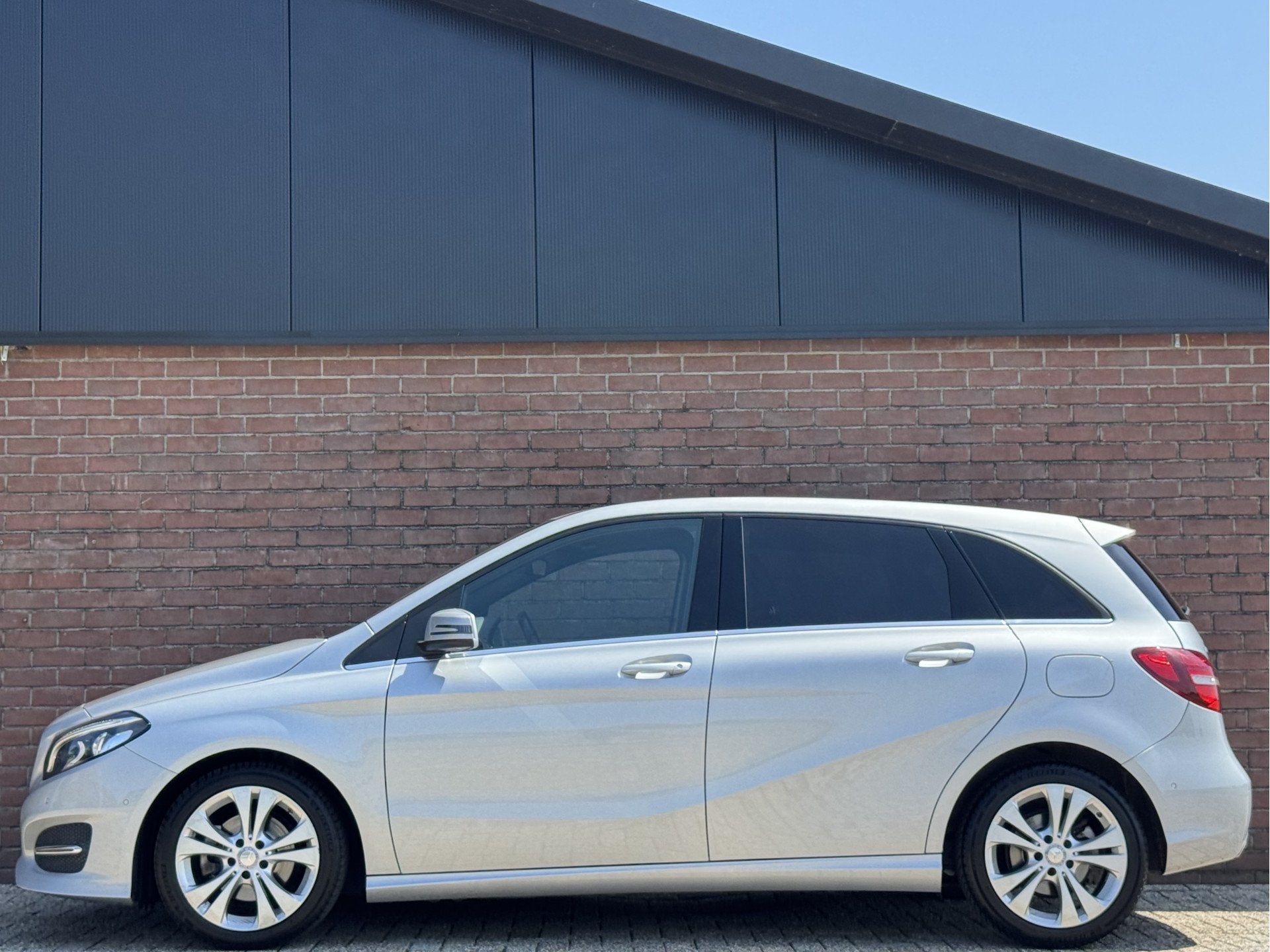 Mercedes-Benz B-Klasse 180 PRESTIGE | NL-AUTO! | LEDER!, Auto's, Voorwielaandrijving, Gebruikt, 4 cilinders, 122 pk