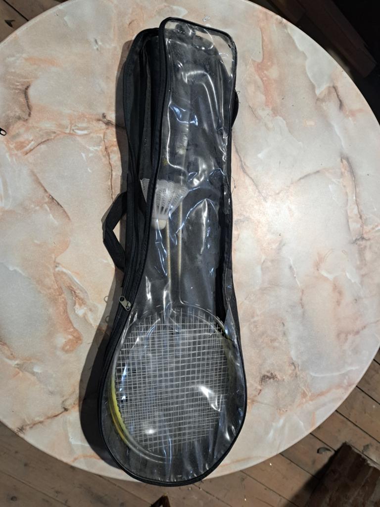 2 Badminton rackets in hoes met shuttle, Ophalen of Verzenden