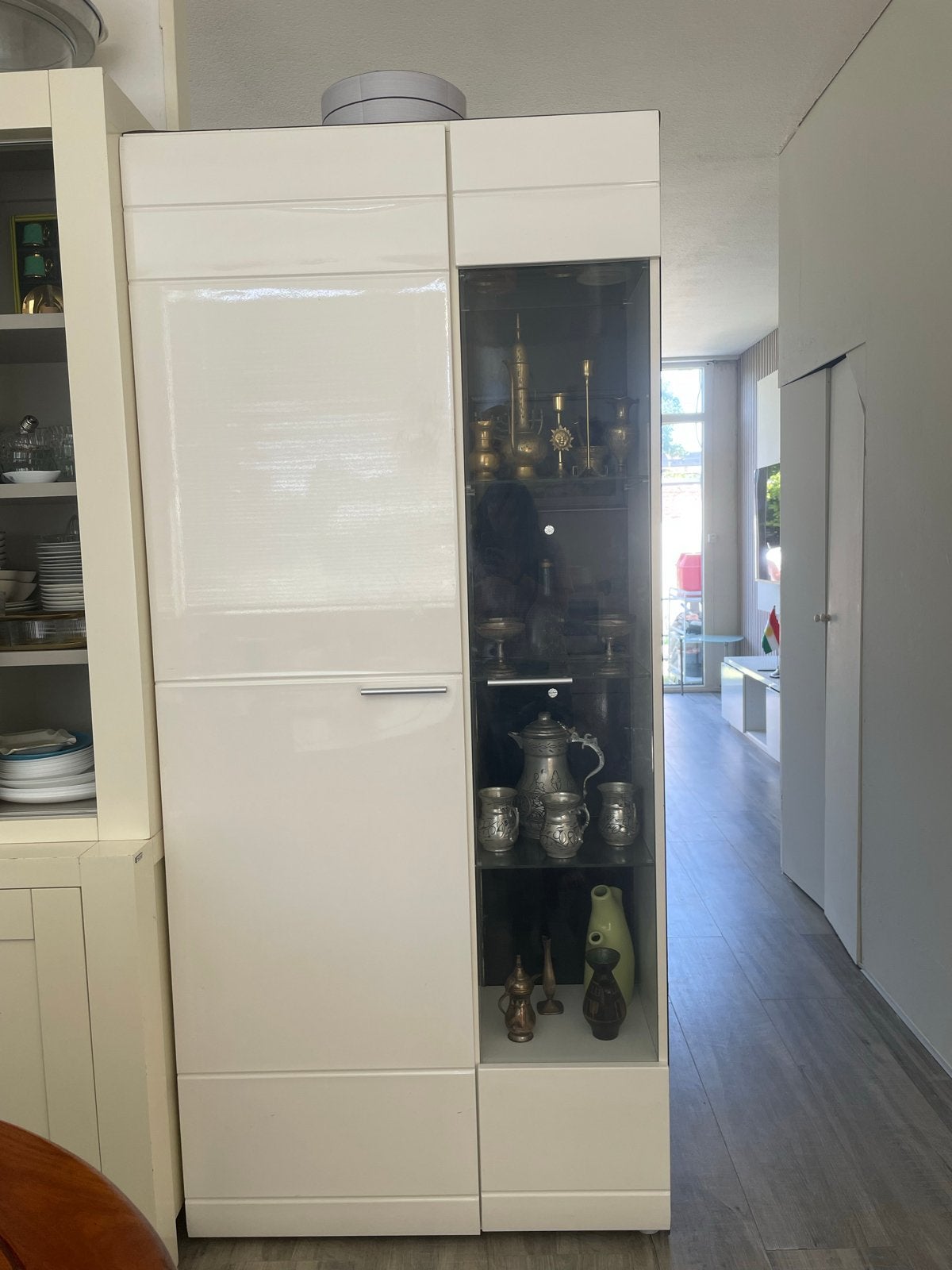 Moderne witte vitrinekast met glazen deur en planken, Ophalen, Gebruikt, Klassiek, 50 tot 100 cm