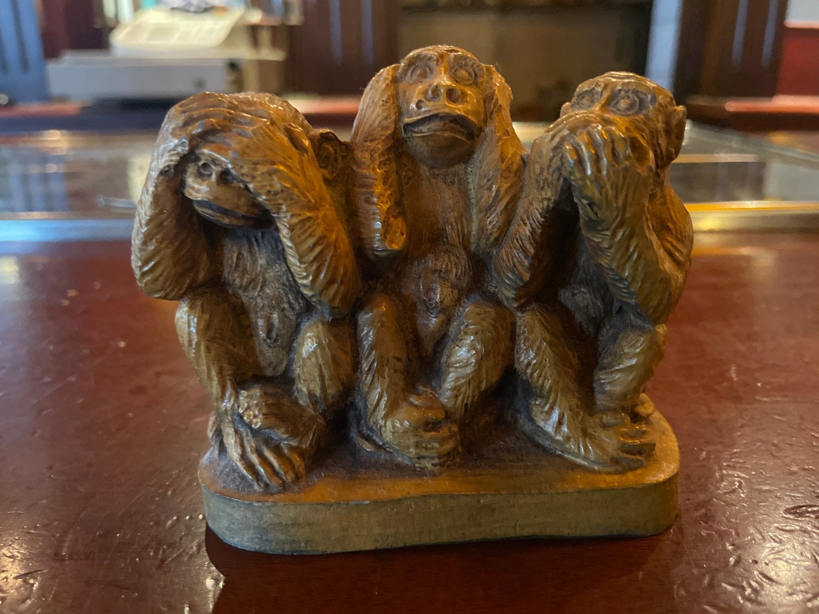 Houten beeldje van de drie wijze apen, Ophalen