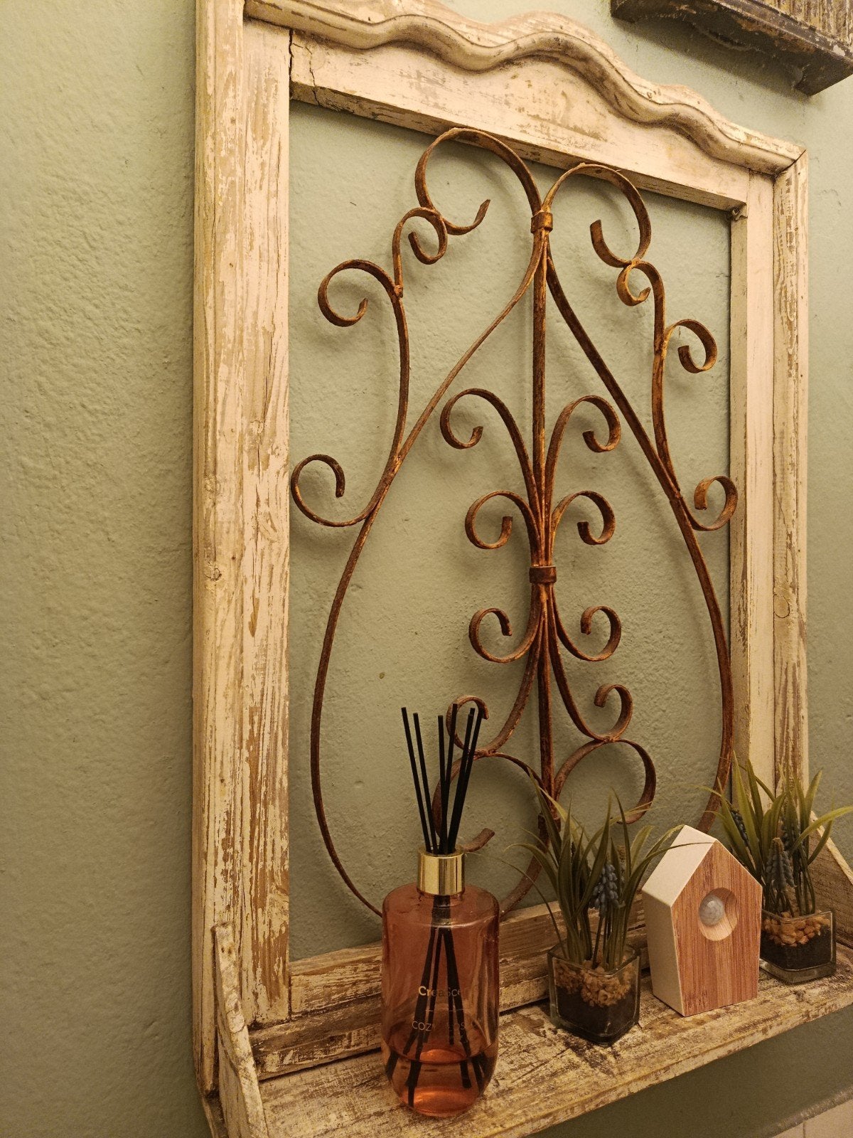 Decoratief wandrek met smeedijzeren ornament en plankje, Gebruikt, Ophalen of Verzenden, Wit, Vintage