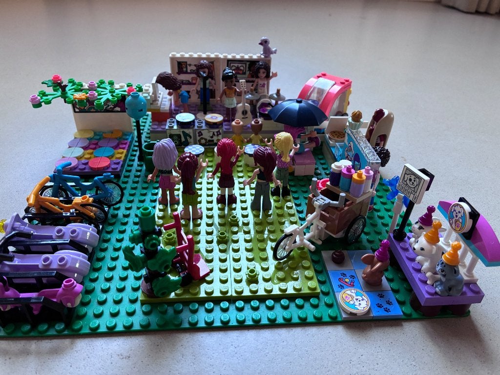 Lego Friends grote bak met festival, winkel en auto, Kinderen en Baby's, Speelgoed | Duplo en Lego, Ophalen, MOC (eigen creatie)
