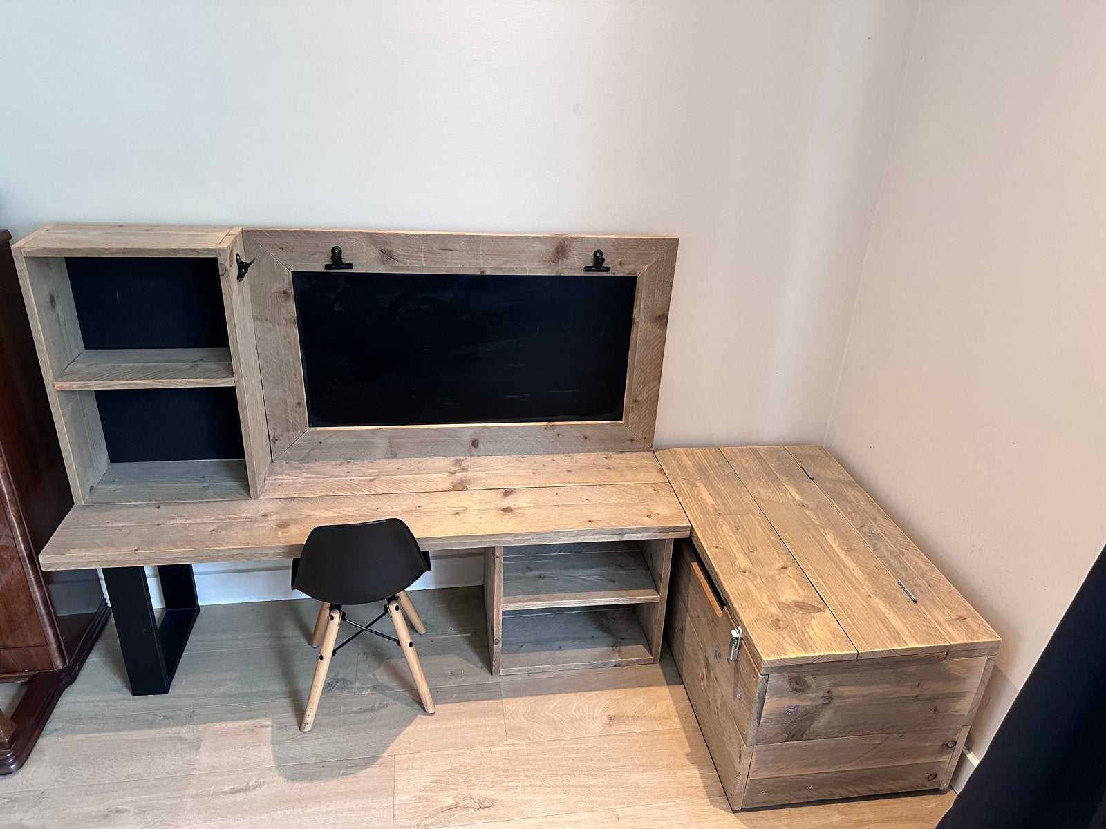 Steigerhouten kinderbureau met krijtbord en opbergkist, Ophalen, Gebruikt, Tafel(s)