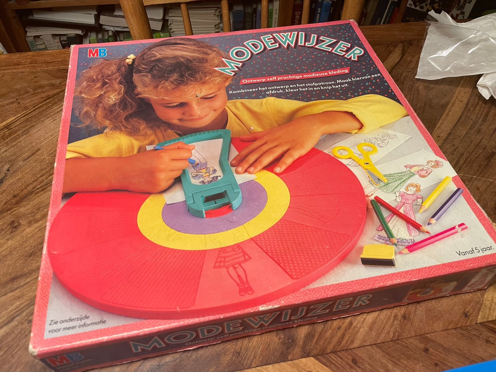 Modewijzer van MB 1987 Leuke vintage speelgoed., Ophalen of Verzenden, Gebruikt, Knutselen