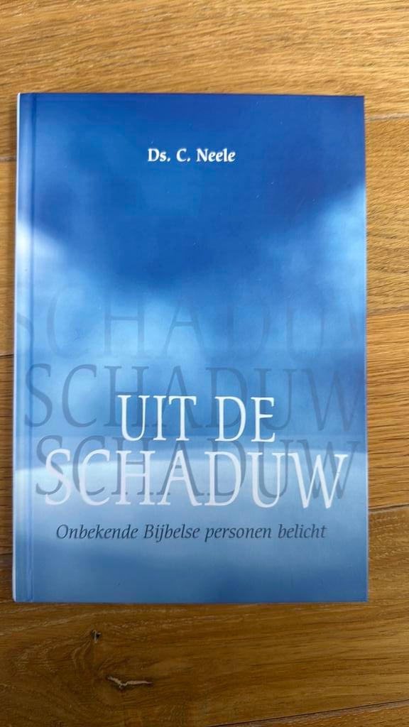 C. Neele - Uit de schaduw, Ophalen of Verzenden, Zo goed als nieuw, C. Neele