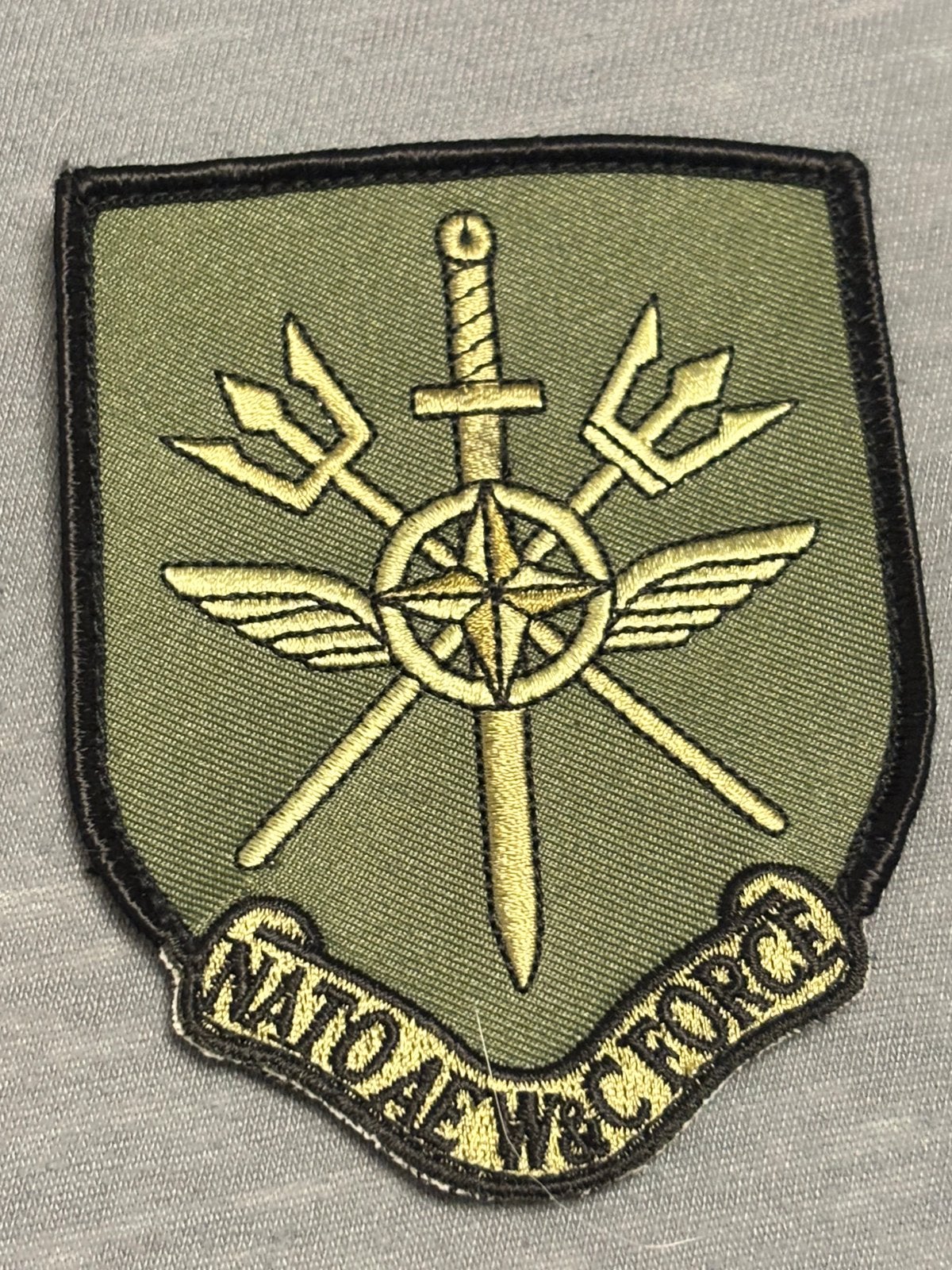 Arm embleem AWACS nato 4, Verzamelen, Verzenden, Luchtmacht, Nederland, Embleem of Badge