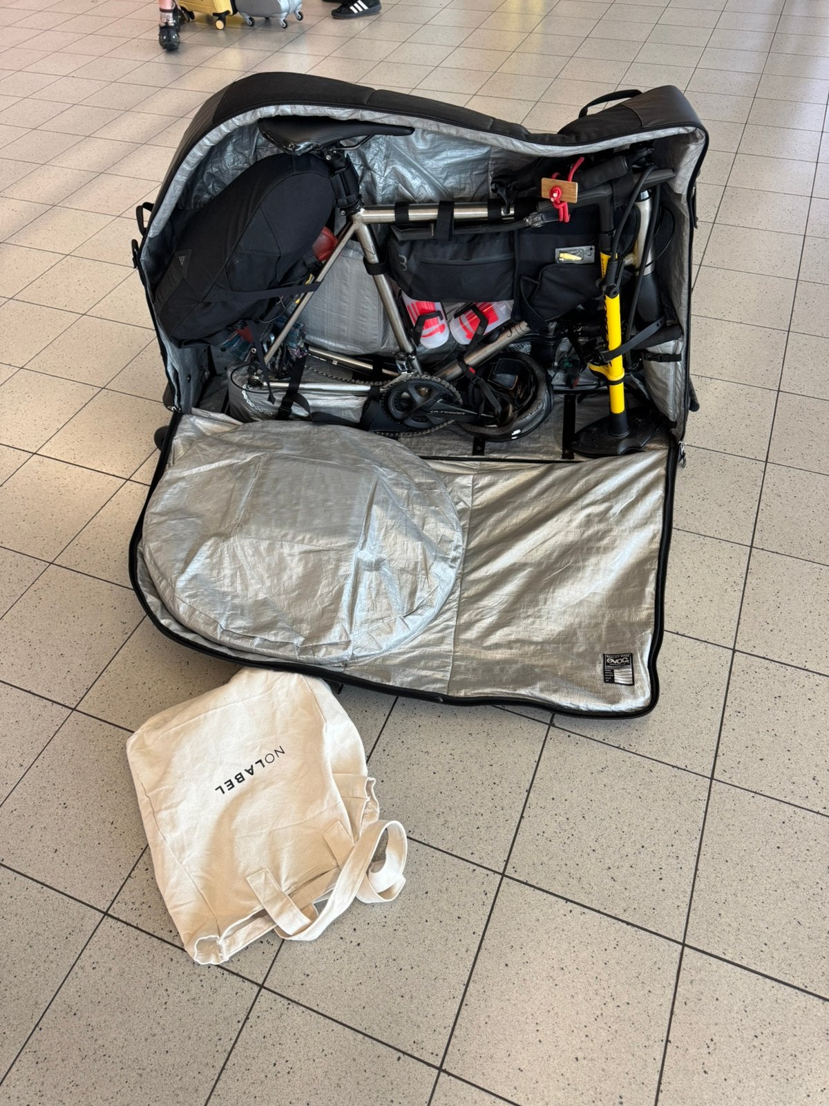 Te koop of te huur: EVOC bike travel bag, Ophalen, Gebruikt
