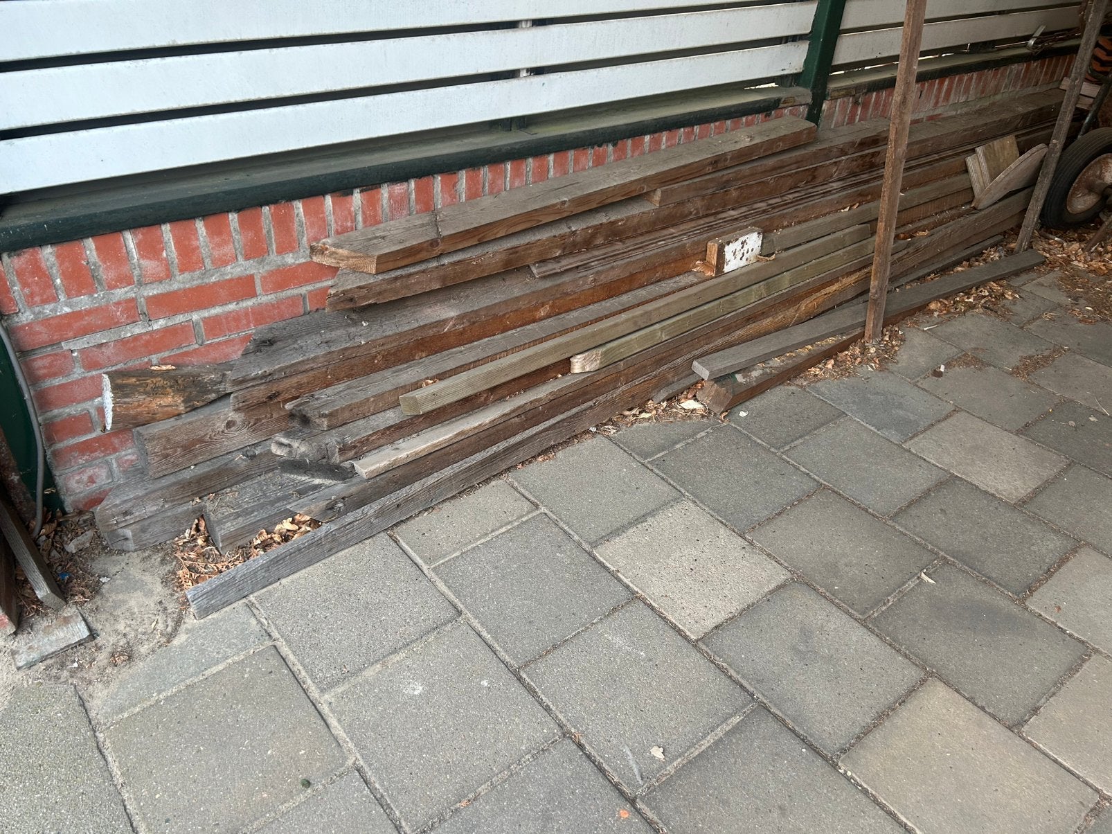 Te koop aangeboden: partij houten balken en planken, Doe-het-zelf en Verbouw, Hout en Planken, Ophalen of Verzenden, 50 mm of meer
