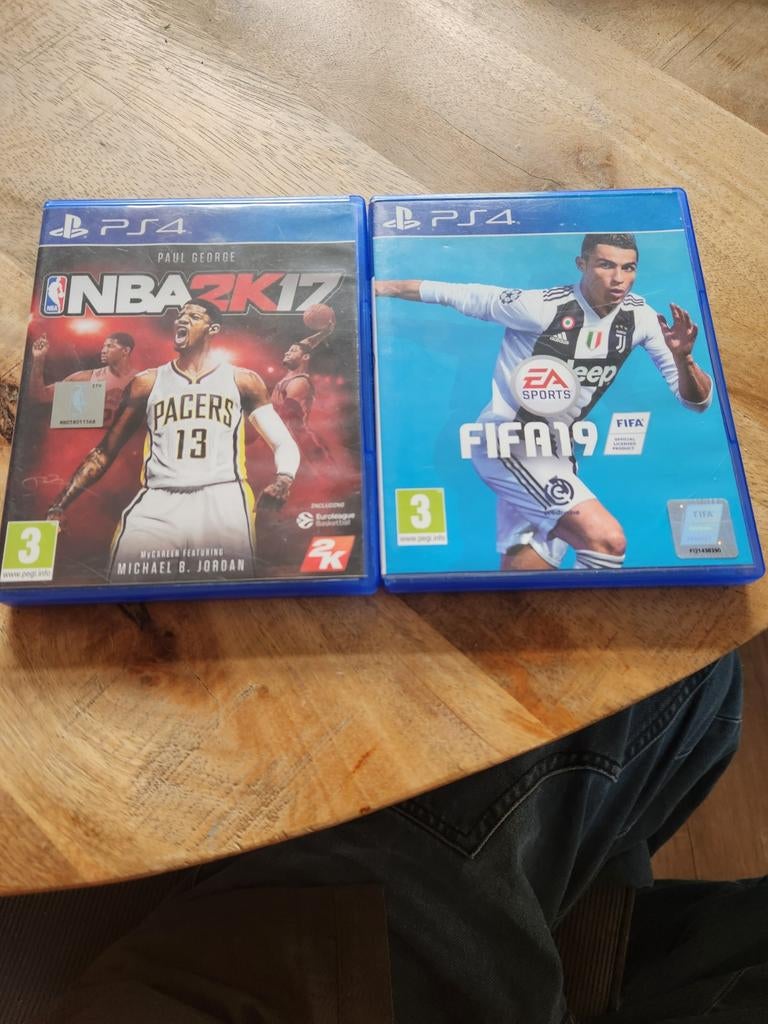 NBA 2K17 en FIFA 19 PS4 games, Ophalen of Verzenden, Zo goed als nieuw, Sport, 3 spelers of meer