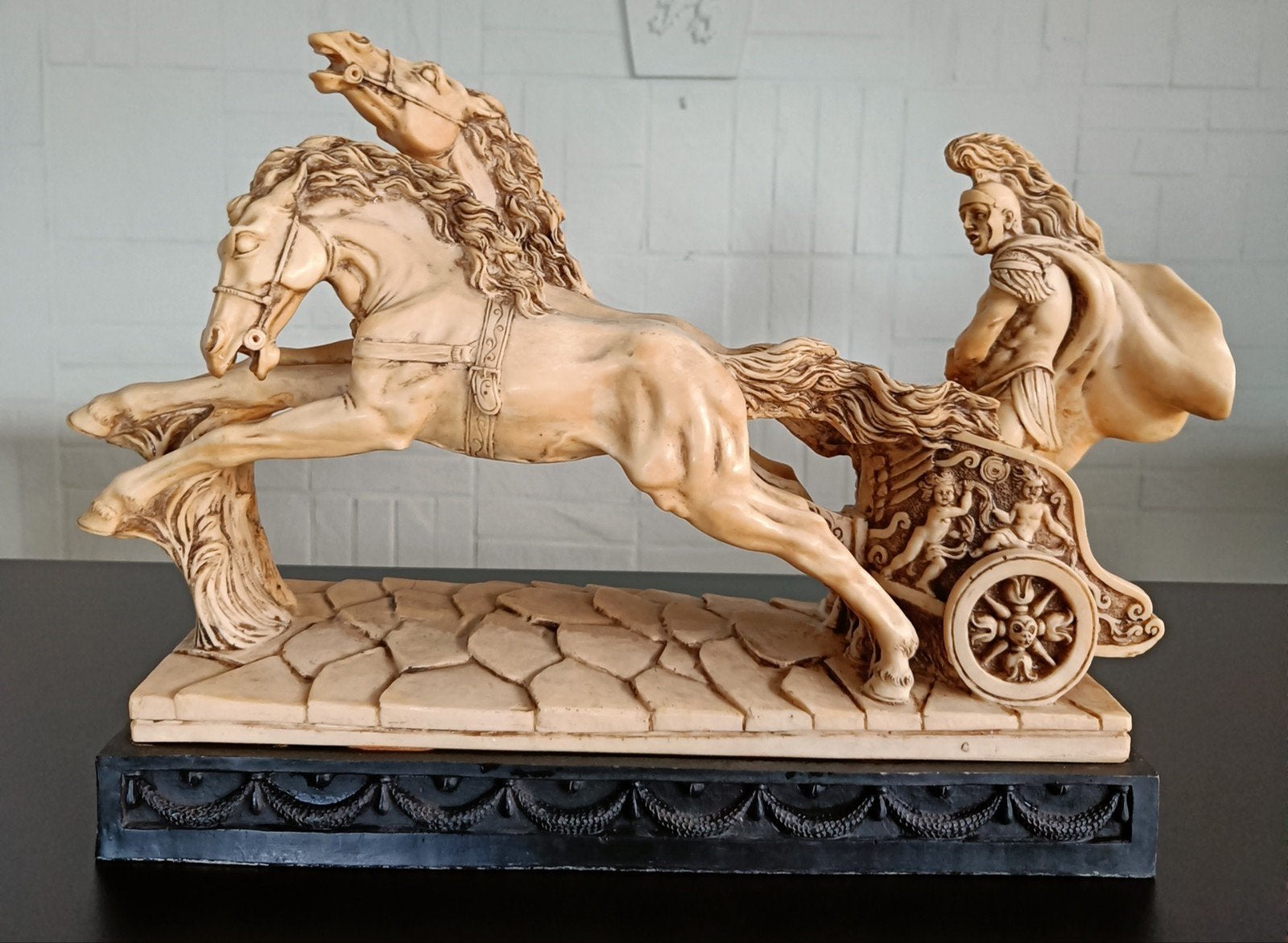 Oude Romeinse strijdwagen met Gladiator en paarden., Ophalen of Verzenden, 20 - 50 cm, Beeld, Composieten