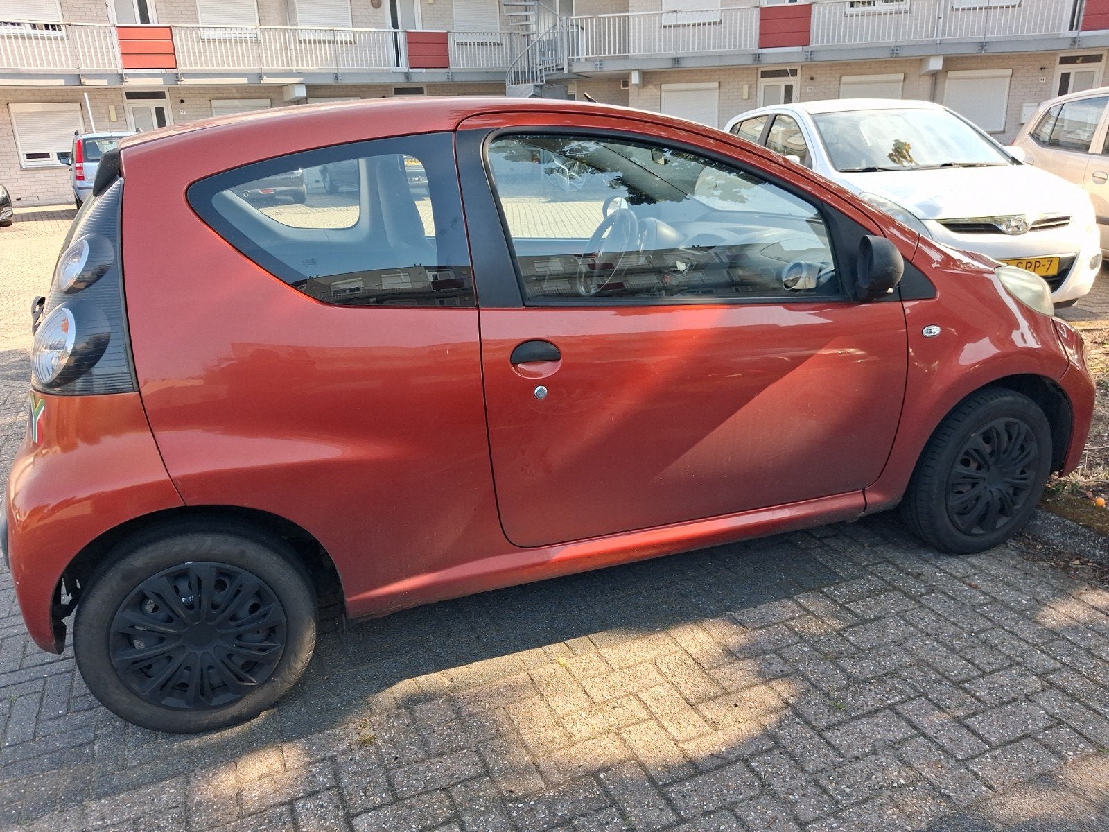 Peugeot 107 bj 2010 met nw APK, Auto's, Citroën, Voorwielaandrijving, Stof, Zwart, 4 stoelen
