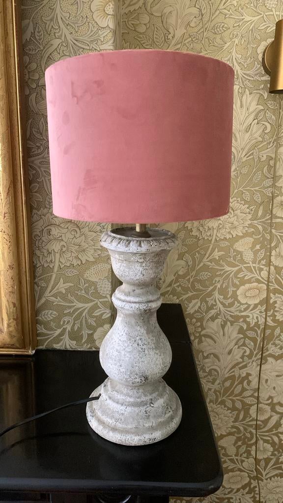 Balusterlamp, betonnen voet met velours lampenkap in oudroze, Huis en Inrichting, Lampen | Tafellampen, Overige materialen, Balusterlamp