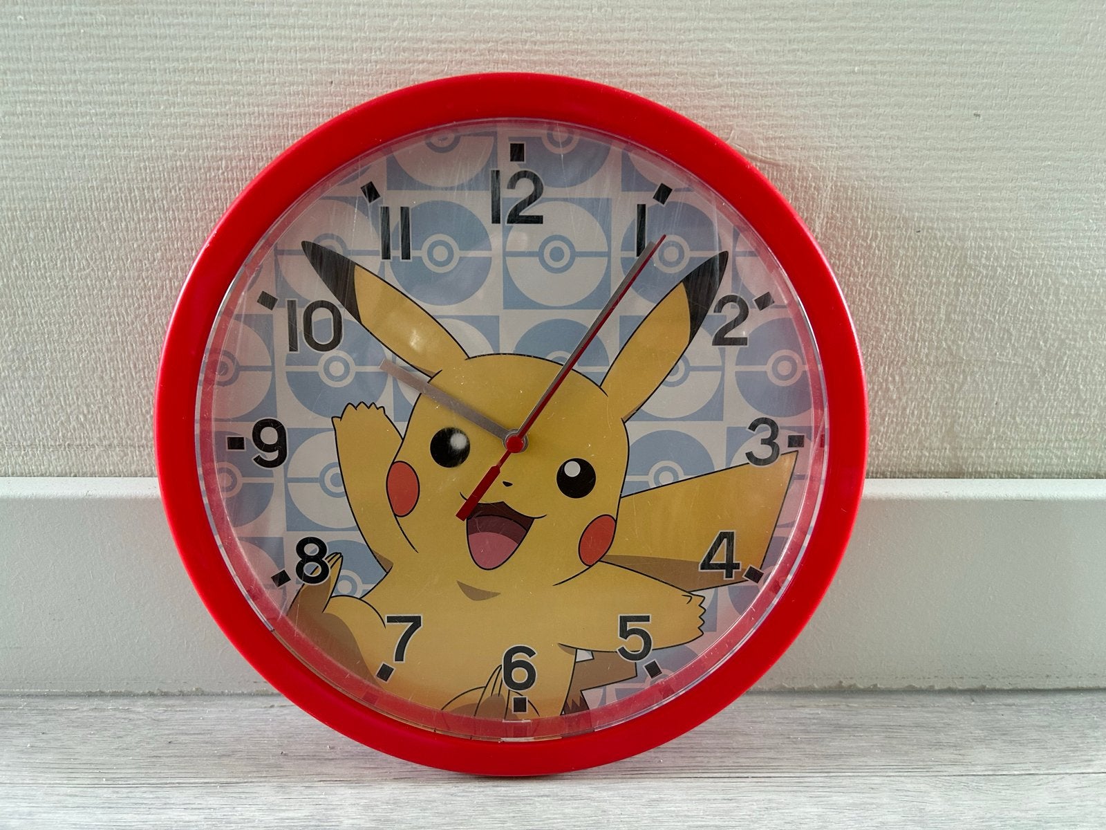 Leuke Pikachu wandklok - Perfect voor Pokémon fans!, Analoog, Werkt op batterijen, Ophalen of Verzenden, Modern