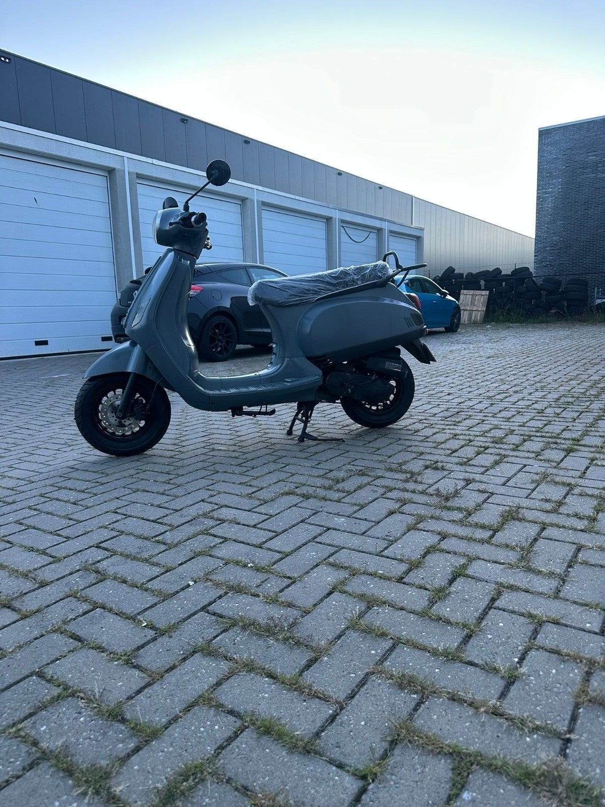 Partij Handelsvoorraad: 3x Scooter (Sourini, Toscana, VX50), Ophalen, Gebruikt, Benzine, Overige merken