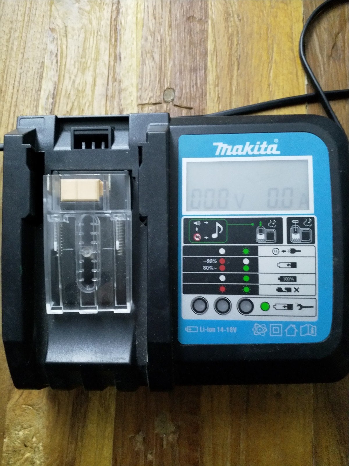 Makita acculader met digitaal display, Ophalen of Verzenden, Zo goed als nieuw
