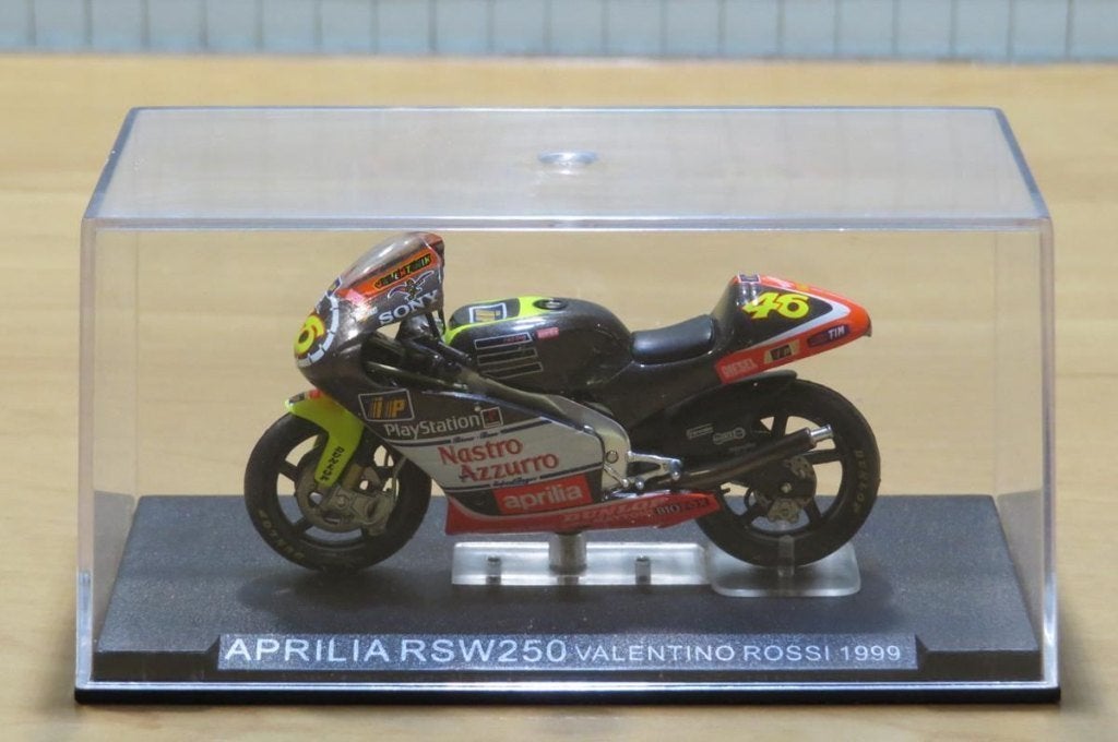 Valentino Rossi Aprilia RSV250 1999 1:24, Serviceclientele@altaya.be, Nieuw, Ophalen of Verzenden, Motor