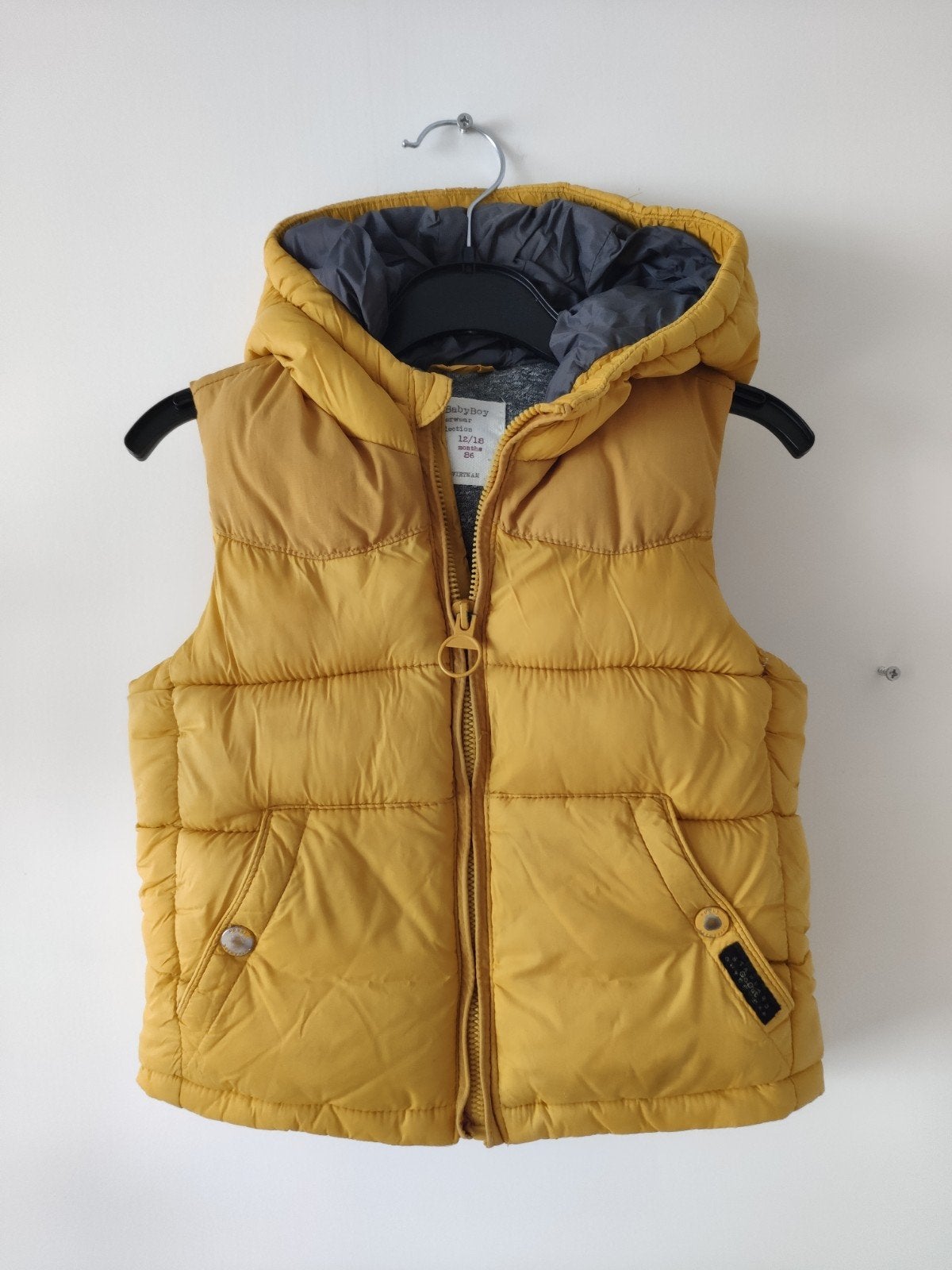 Zara babyboy bodywarmer met capuchon 86 kleur okergeel heel, Ophalen of Verzenden, Zara, Jongetje of Meisje, Jasje