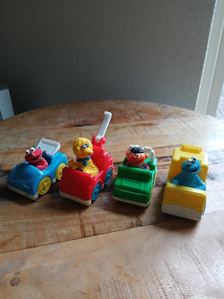 Sesamstraat auto's met Sesamstraat figuurtjes 4 stuks., Ophalen of Verzenden, Zo goed als nieuw, Overige typen