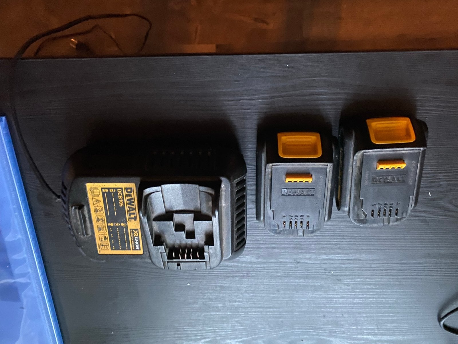 DeWalt Acculader DCB105 met 2x 14.4V 1.5Ah Accu's, Gebruikt