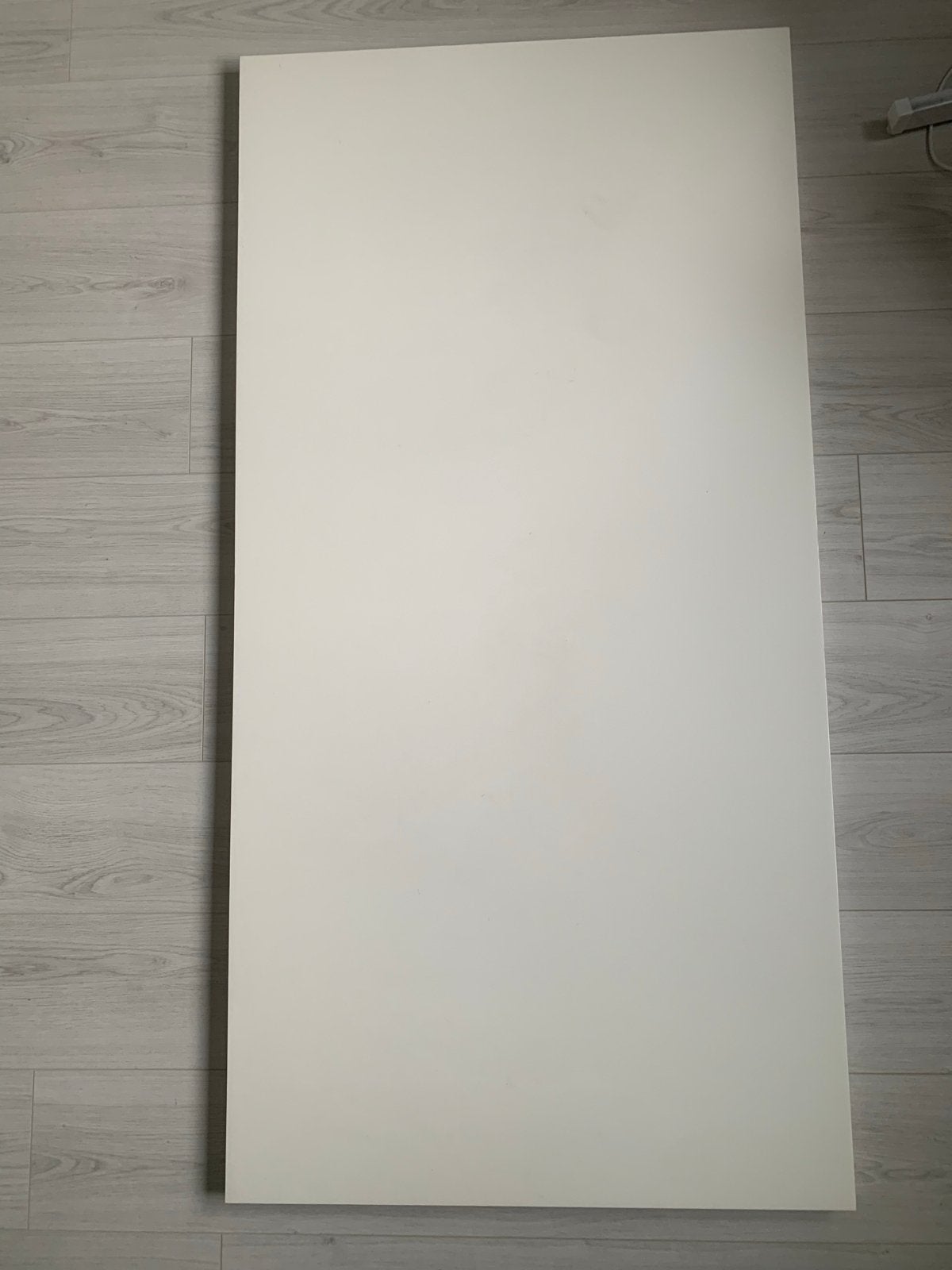 Twee bureaubladen met poten (wit en beige), Gebruikt, Spaanplaat of MDF, Ophalen of Verzenden, IKEA