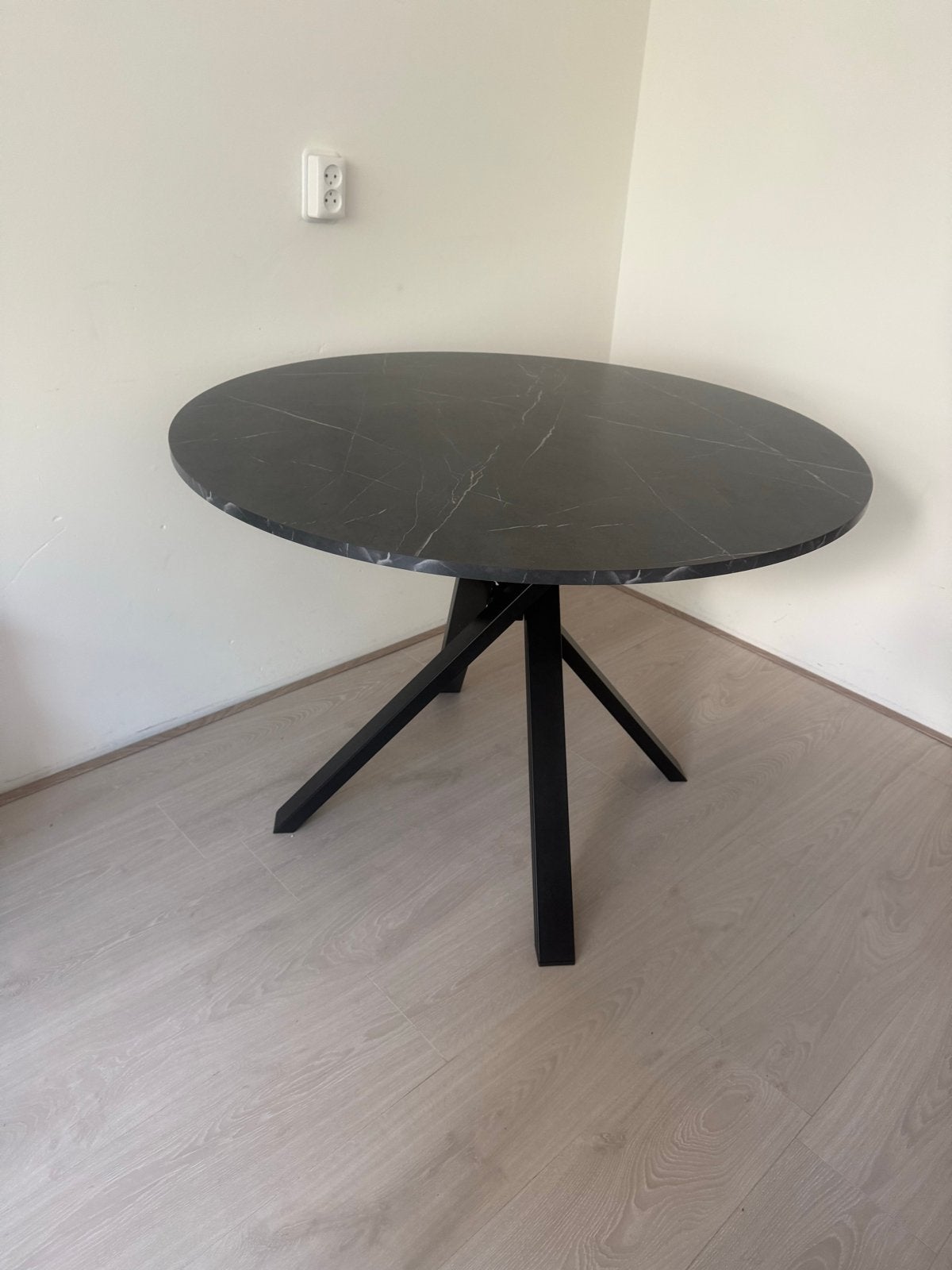 Moderne ronde eettafel met zwart marmerlook blad, Huis en Inrichting, Tafels | Eettafels, Ophalen, 100 tot 150 cm, Rond, Tot twee personen