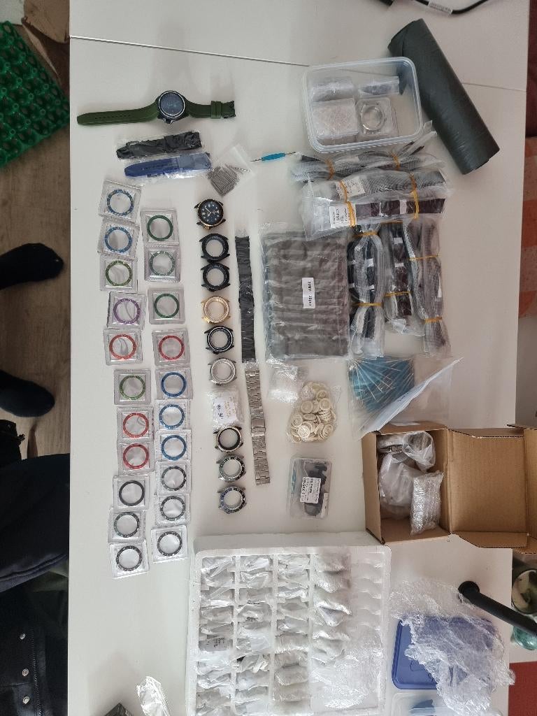Complete horlogemakers-voorraad NH35/NH36 — 42 cases & more, Hobby en Vrije tijd, Ophalen of Verzenden, Zo goed als nieuw
